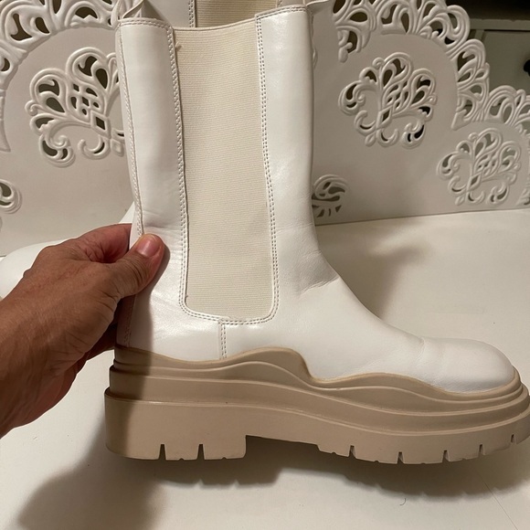 white and tan color by CAPE ROBBIN
square round toe
snow booties
platform
lug - Picture 5 of 14